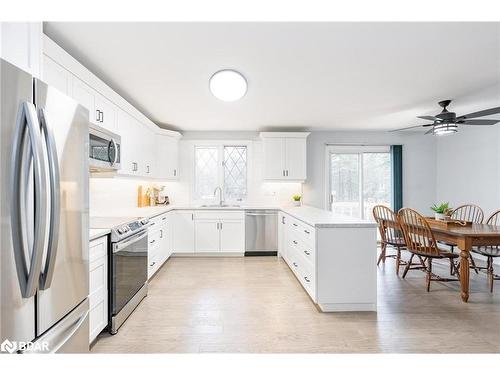 7817 Oakridge Drive, Washago, ON - Indoor Photo Showing Kitchen With Upgraded Kitchen