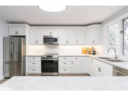 7817 Oakridge Drive, Washago, ON - Indoor Photo Showing Kitchen With Double Sink With Upgraded Kitchen