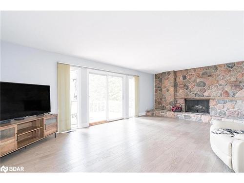 7817 Oakridge Drive, Washago, ON - Indoor Photo Showing Living Room With Fireplace