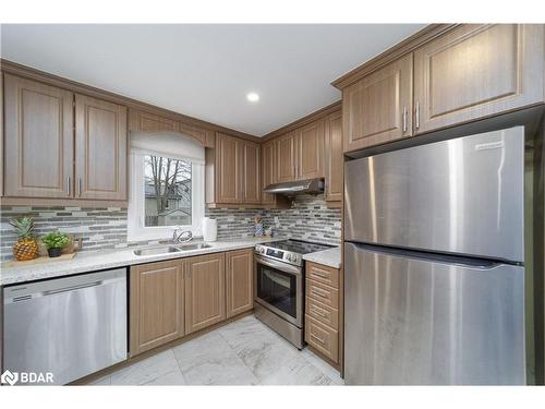 20 English Drive, Beeton, ON - Indoor Photo Showing Kitchen With Double Sink