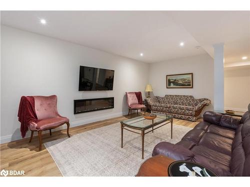 203 Montgomery Drive, Barrie, ON - Indoor Photo Showing Living Room