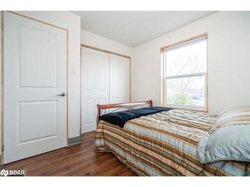 258 Centre Street, Angus, ON - Indoor Photo Showing Bedroom