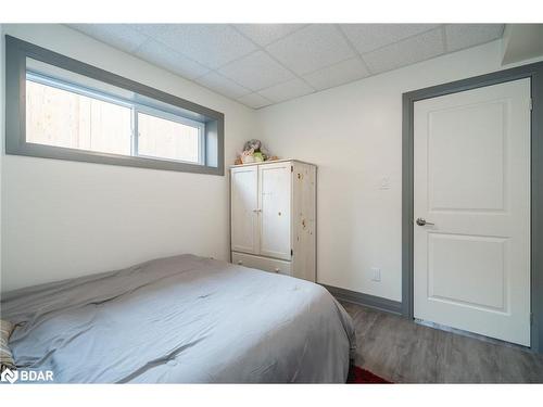 258 Centre Street, Angus, ON - Indoor Photo Showing Bedroom