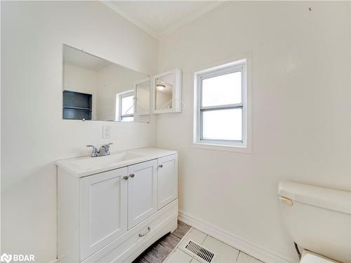 33 Albert Street S, Orillia, ON - Indoor Photo Showing Bathroom