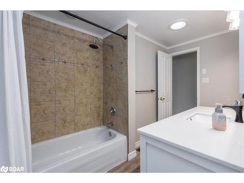 18 Nugent Court, Barrie, ON - Indoor Photo Showing Bathroom