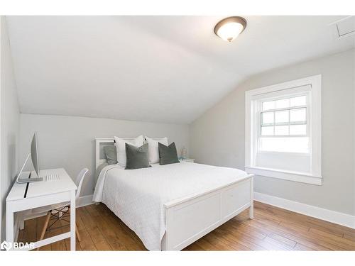 204 Spruce Crescent, Barrie, ON - Indoor Photo Showing Bedroom
