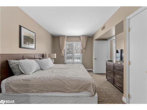 2226-90 Highland Drive, Oro-Medonte, ON - Indoor Photo Showing Bedroom