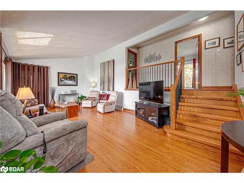 200 Bertha Avenue, Barrie, ON - Indoor Photo Showing Living Room