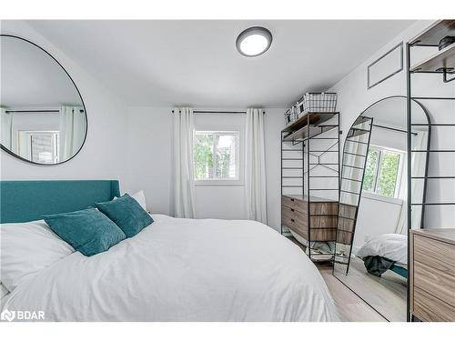 56 Homewood Avenue, Wasaga Beach, ON - Indoor Photo Showing Bedroom