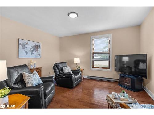 1894 13Th Line, Bradford West Gwillimbury, ON - Indoor Photo Showing Living Room