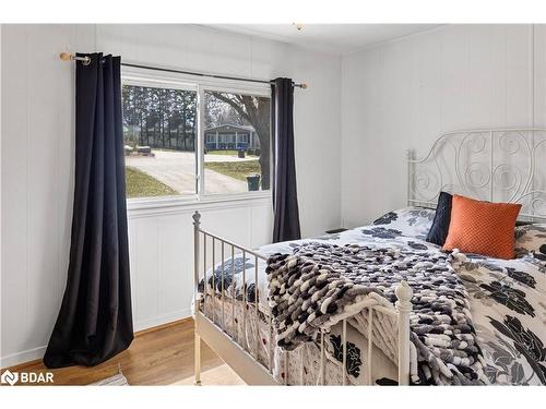 8 Pine Hill Court, Innisfil, ON - Indoor Photo Showing Bedroom