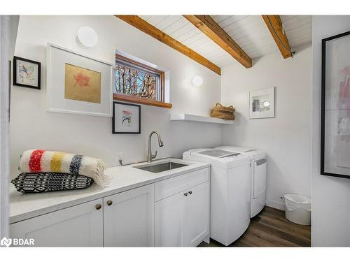 33 St Vincent Street, Barrie, ON - Indoor Photo Showing Laundry Room