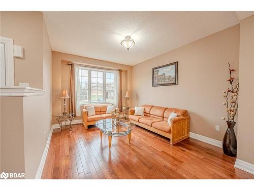 3 Shalom Way, Barrie, ON - Indoor Photo Showing Living Room