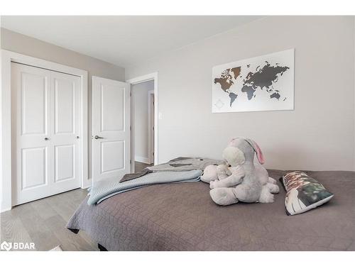 27 & 31 Bay Street, Oro-Medonte, ON - Indoor Photo Showing Bedroom