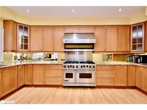 41 Camelot Square, Barrie, ON - Indoor Photo Showing Kitchen