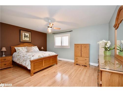 41 Camelot Square, Barrie, ON - Indoor Photo Showing Bedroom