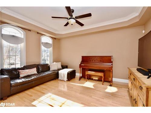 41 Camelot Square, Barrie, ON - Indoor Photo Showing Living Room