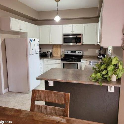 39 Penvill Trail, Barrie, ON - Indoor Photo Showing Kitchen