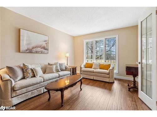 1311 Snow Valley Road, Midhurst, ON - Indoor Photo Showing Living Room