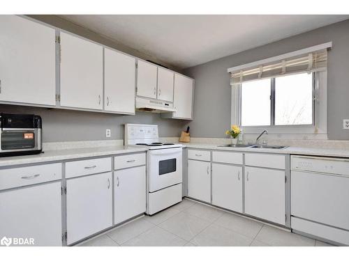 33 Shelley Dr, Little Britain, ON - Indoor Photo Showing Kitchen With Double Sink