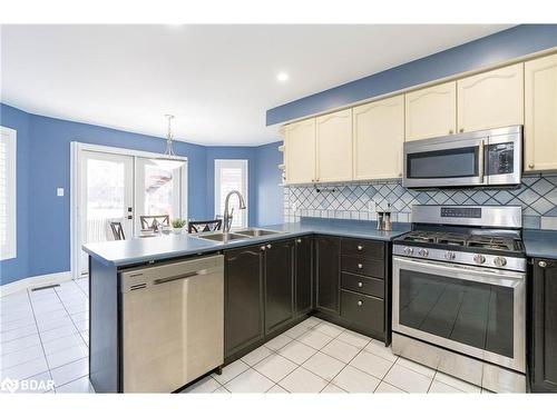 11 Cityview Circle, Barrie, ON - Indoor Photo Showing Kitchen With Double Sink