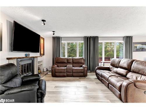 12 Pine Ridge Trail, Oro-Medonte, ON - Indoor Photo Showing Living Room
