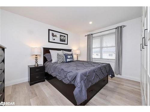 15 Robertson Drive, Guelph, ON - Indoor Photo Showing Bedroom