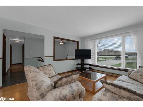 1160 Shore Acres Drive, Innisfil, ON - Indoor Photo Showing Living Room