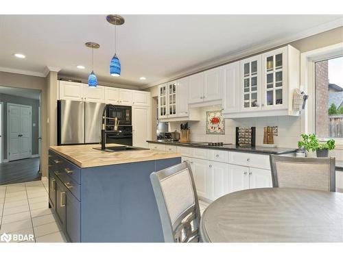 20 Iris Crescent, Brampton, ON - Indoor Photo Showing Kitchen With Upgraded Kitchen
