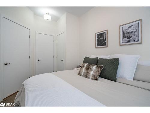 115-40 Horseshoe Boulevard, Oro-Medonte, ON - Indoor Photo Showing Bedroom