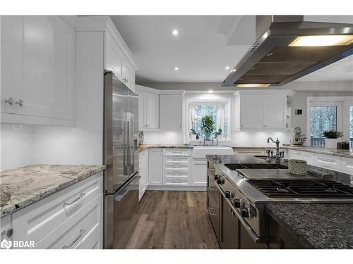 9 Bridle Path, Oro-Medonte, ON - Indoor Photo Showing Kitchen With Upgraded Kitchen