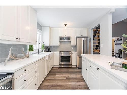 22 Slalom Drive, Oro-Medonte, ON - Indoor Photo Showing Kitchen With Upgraded Kitchen
