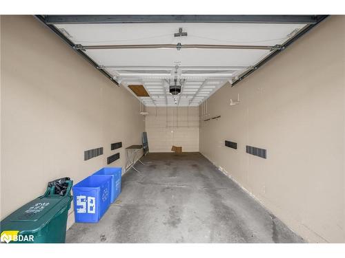 58-515 North Service Road, Stoney Creek, ON - Indoor Photo Showing Garage
