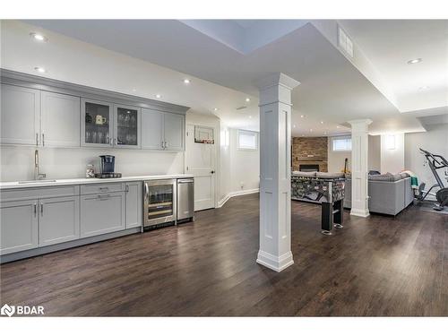 136 Park Drive, Stouffville, ON - Indoor Photo Showing Kitchen With Upgraded Kitchen