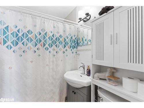 484 Bridge Street E, Belleville, ON - Indoor Photo Showing Bathroom