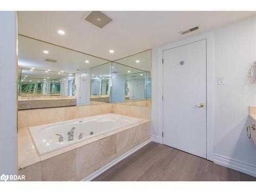 2060-90 Highland Drive Drive, Oro-Medonte, ON - Indoor Photo Showing Bathroom