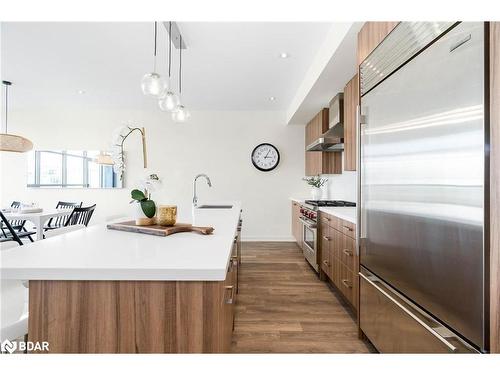 3666 Ferretti Court, Innisfil, ON - Indoor Photo Showing Kitchen With Upgraded Kitchen
