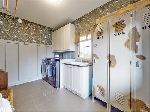 2 Thoroughbred Drive, Oro-Medonte, ON - Indoor Photo Showing Laundry Room