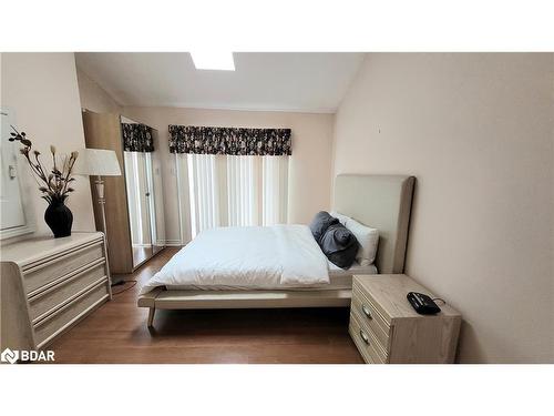 301-66 Maple Avenue, Barrie, ON - Indoor Photo Showing Bedroom