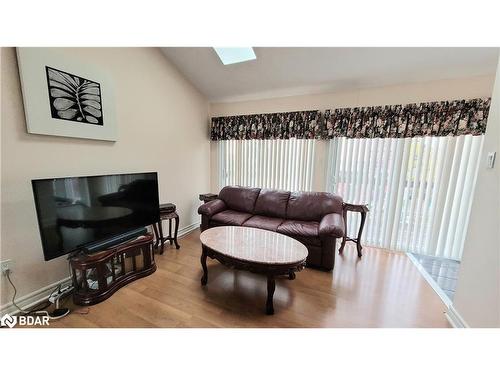 301-66 Maple Avenue, Barrie, ON - Indoor Photo Showing Living Room