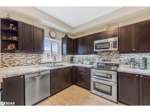 124 Sun King Crescent, Barrie, ON - Indoor Photo Showing Kitchen With Upgraded Kitchen