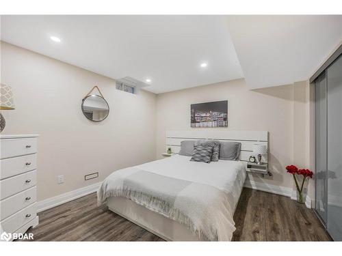 124 Sun King Crescent, Barrie, ON - Indoor Photo Showing Bedroom