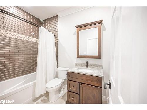 34 Camelot Square, Barrie, ON - Indoor Photo Showing Bathroom
