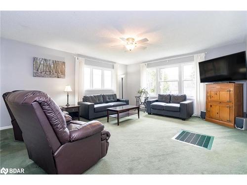 949 Raymond Road, Muskoka Lakes, ON - Indoor Photo Showing Living Room