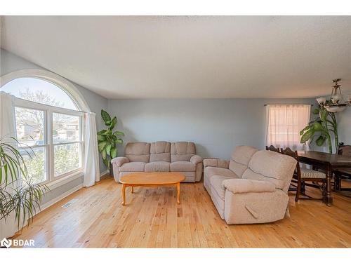34 Arthur Avenue, Barrie, ON - Indoor Photo Showing Living Room