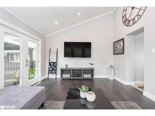 562 Simcoe Street, Collingwood, ON - Indoor Photo Showing Living Room