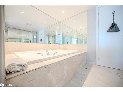 2220-2221-90 Highland Drive, Oro-Medonte, ON - Indoor Photo Showing Bathroom