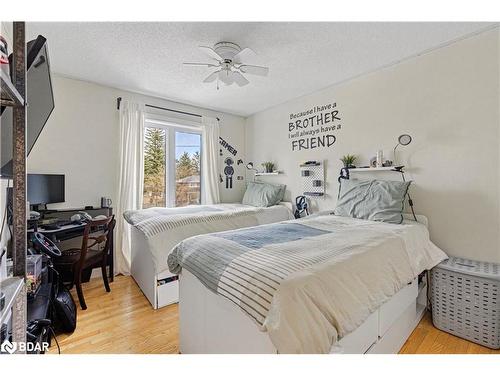 212 Huronia Road, Barrie, ON - Indoor Photo Showing Bedroom