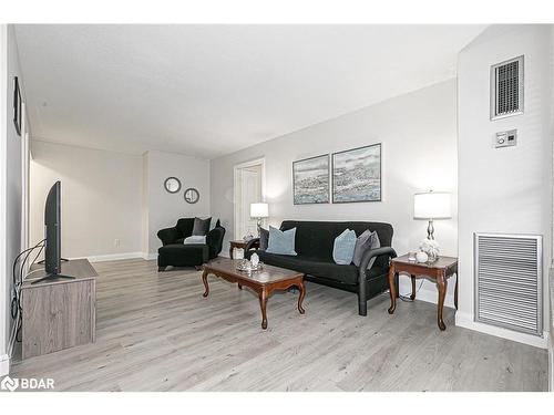 314-10 Edgecliff Golfway, North York, ON - Indoor Photo Showing Living Room