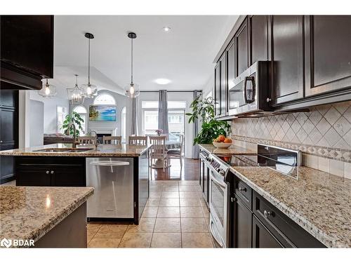 35 Tamarack Trail, Barrie, ON - Indoor Photo Showing Kitchen With Upgraded Kitchen